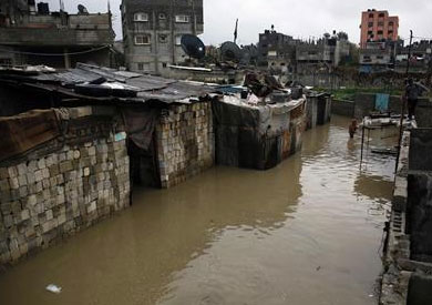 فرق الإنقاذ تُجلي المسنين بشمال غزة بسبب «الفيضان»